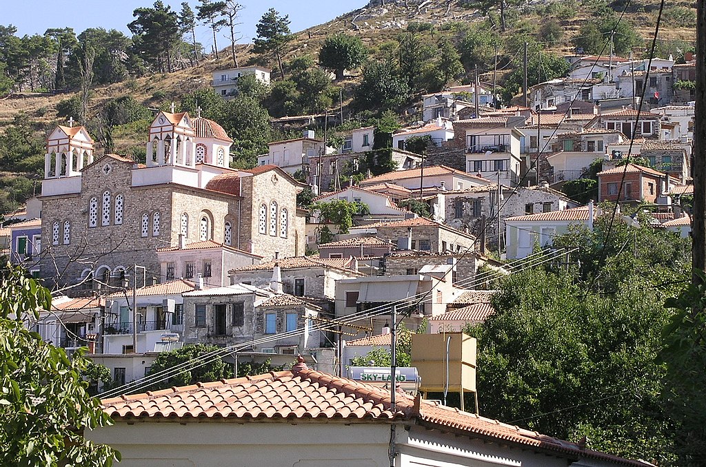 Teilansicht von Spatharaioi auf Samos mit der Kirche und Steinhäusern inmitten der Natur.
