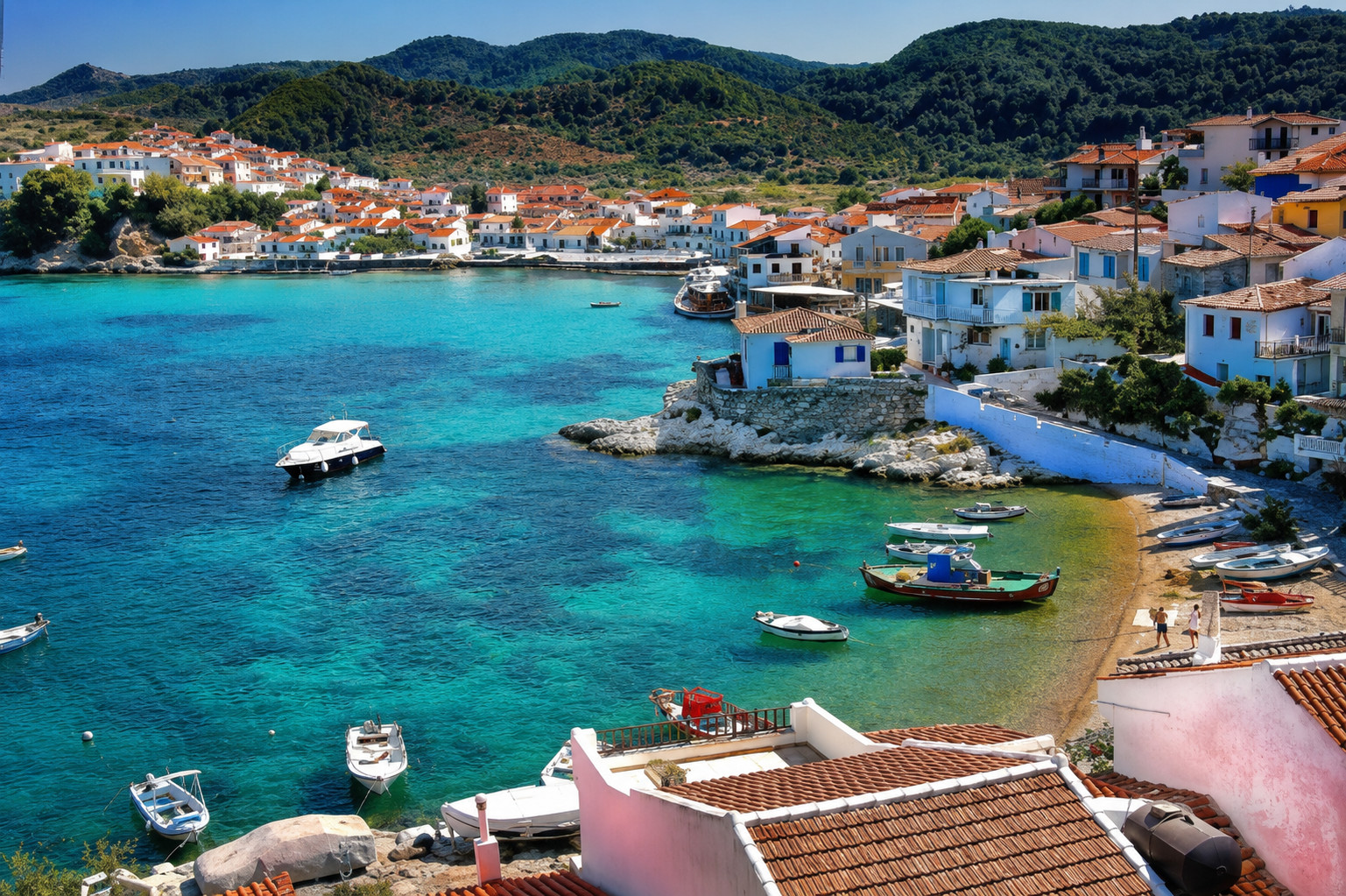 Το Κοκκάρι Σάμου με σπίτια δίπλα στο κύμα και θέα στο Αιγαίο.