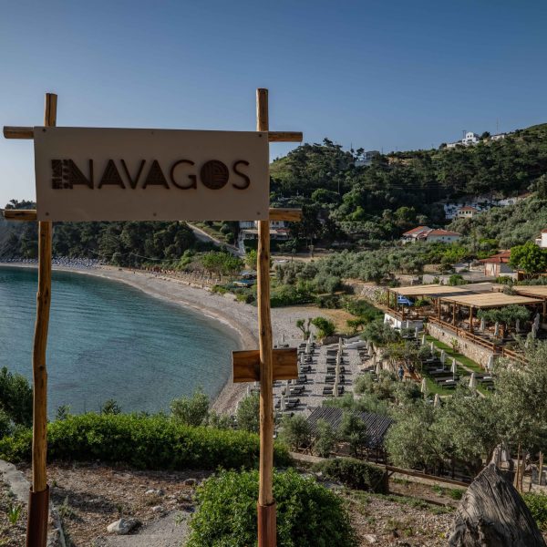 Vista panoramica del Navagos Beach Bar sulla spiaggia di Tsamadou a Samo.