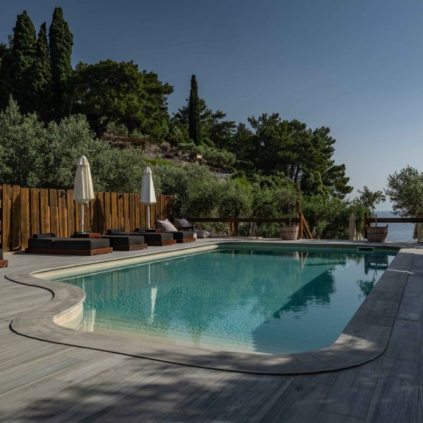 Piscina e area premium del Navagos Beach Bar di Samo.