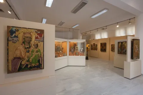 Das Kirchliche Museum der Metropole von Samos mit religiösen Ausstellungsstücken