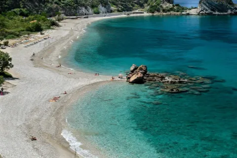 Spiaggia Potami a Samo con grandi ciottoli, natura selvaggia e vista su Karlovasi