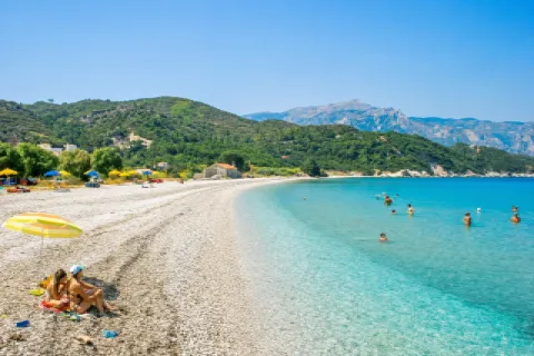 Παραλία Κέδρος στη Σάμο με μεγάλη βοτσαλωτή ακτή και καθαρά γαλάζια νερά