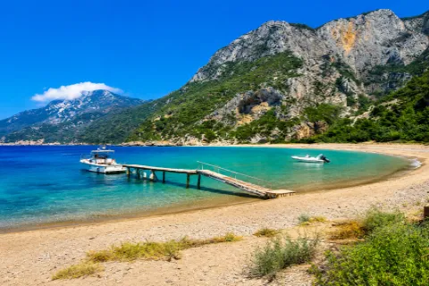 Η παραλία Μεγάλο Σεϊτάνι στη Σάμο με γαλαζοπράσινα νερά και φυσική απομόνωση