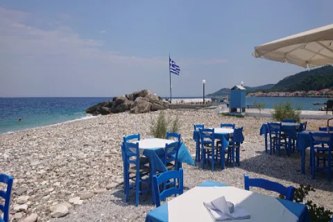 Παραλία Αγίου Κωνσταντίνου στη Σάμο με βοτσαλωτή ακτή και καθαρά γαλάζια νερά