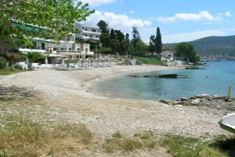 Παραλία Ροδίτσες στη Σάμο με βοτσαλωτή ακτή και καθαρά γαλάζια νερά