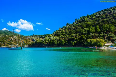 Πανοραμική θέα παραλίας στη Σάμο με τιρκουάζ νερά και ιστιοπλοϊκό