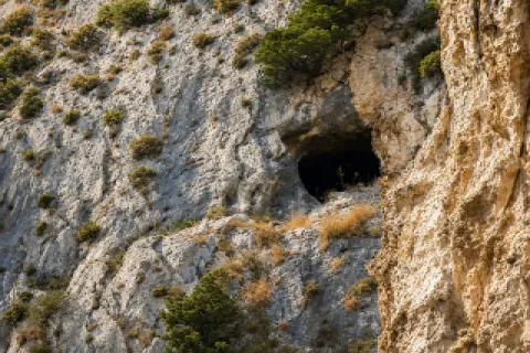 Είσοδος του Σπηλαίου του Πυθαγόρα στις πλαγιές του Όρους Κέρκη στη Σάμο