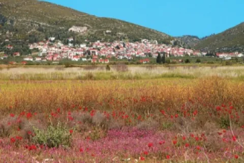 Veduta generale di Chora a Samo dal basso, con case in pietra sulla collina.