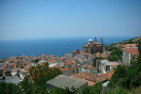 Uitzicht op het dorp Marathokampos op Samos met huizen en de Ikarische Zee.