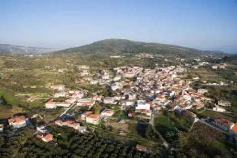 Palaiokastro op Samos met traditionele huizen en landelijke rust.