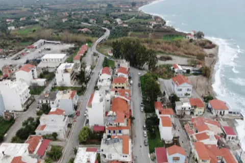 Kustplaats Ireon op Samos met helder water, boten en uitzicht op de Egeïsche Zee