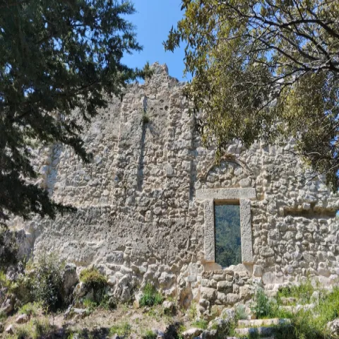 Het Kastraki van Panagia in Potami met ruïnes en uitzicht over de natuur