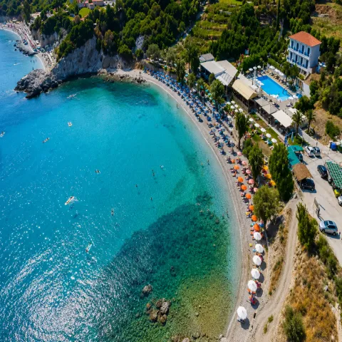 Strand Glicorisa bei Pythagorio auf Samos mit ruhigem Wasser, kleinen Kieseln und organisierten Liegen