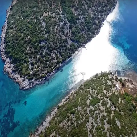 Κασονήσι στη Σάμο με ρηχά γαλαζοπράσινα νερά στο στενό της Γαλάζιας Λίμνης