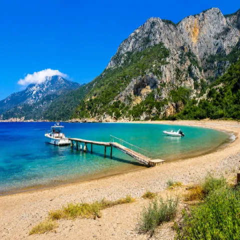 Spiaggia Megalo Seitani a Samo con acque turchesi e paesaggio naturale incontaminato