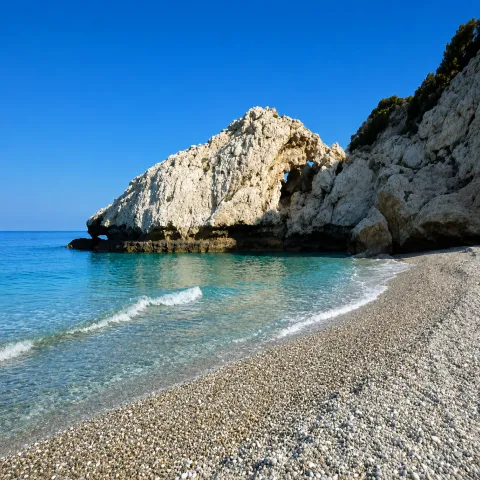 Strand Mikro Seitani op Samos met rotsen, turquoise water en ongerepte omgeving