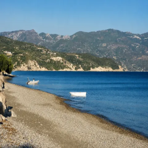 Het kiezelstrand Velanidia bij Ormos Marathokampou op Samos