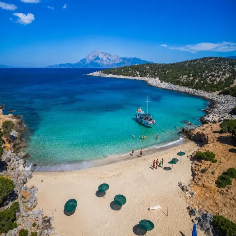 Strand Psalida auf Samiopoula mit weißem Sand und kristallklarem türkisfarbenem Wasser