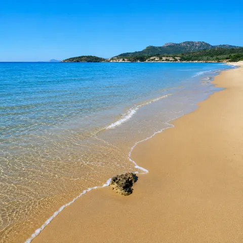 Spiaggia Psili Ammos a Marathokampos con sabbia dorata e acque tranquille e poco profonde