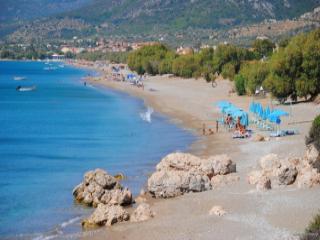 Παραλία και οικισμός στον Κάμπο Μαραθόκαμπου Σάμου, με τουριστικά καταλύματα και ήρεμη θάλασσα.