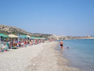 Παραλία Ποτοκάκι στη Σάμο με ομπρέλες, beach bars και θέα στο Ικάριο Πέλαγος