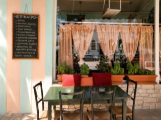 Epikairo mezerestaurant met kleine gerechten aan het Agios Nikolaos-plein in Vathy op Samos