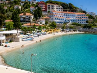 Παραλία Γάγκου στη Σάμο με ήρεμα νερά και οργανωμένες παροχές δίπλα στο Βαθύ