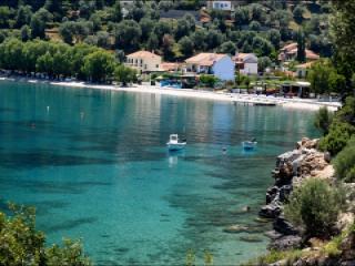 Παραλία Κέρβελη στη Σάμο με καθαρά νερά και θέα στη μικρασιατική ακτή