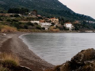 Παραλία Πεταλίδες (Κουρούντερε) στη Σάμο παραλία με βότσαλα και καθαρά γαλάζια νερά
