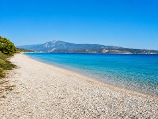 Παραλία Μυκάλη στη Σάμο με ψιλό βότσαλο και θέα στη Μικρά Ασία