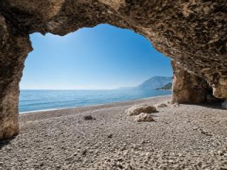 Παραλία Μπάλος (Όρμος Κουμεΐκων) στη Σάμο με βοτσαλωτή ακτή και μικρά τμήματα άμμου