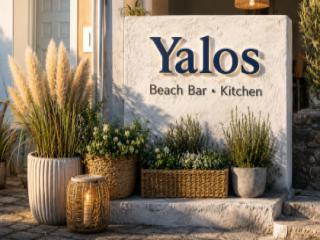 Yalos Beach Bar en restaurant aan Remataki Beach in Pythagorion op Samos